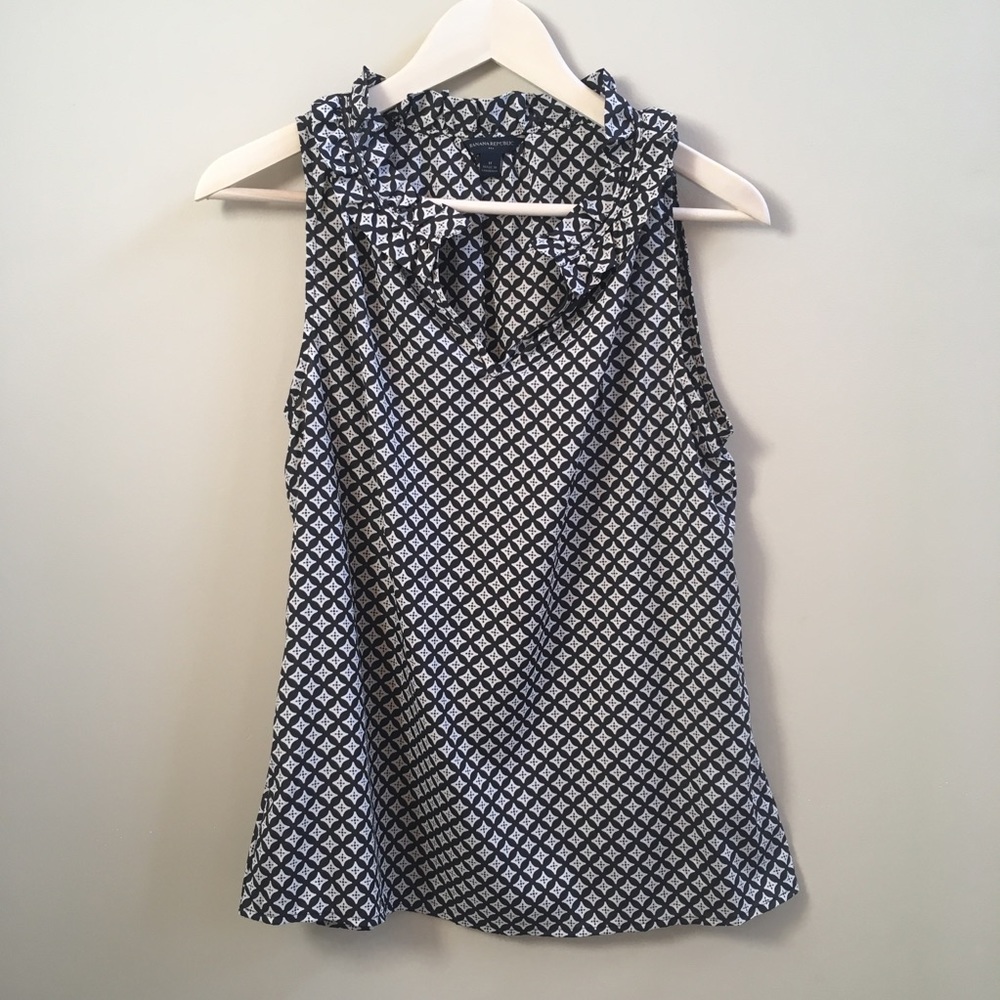 Banana republic factory- black/white pattern shell